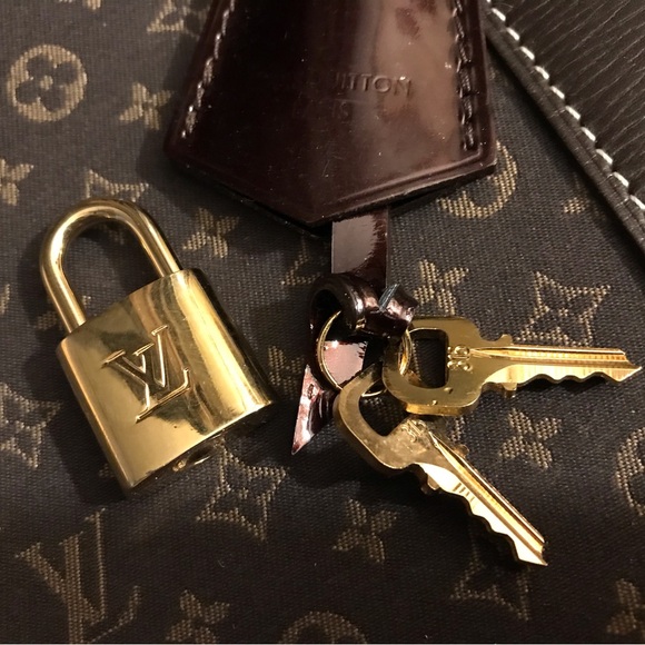 Louis Vuitton Key Clochette - Picture 5 of 13